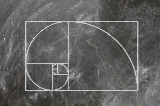 Desenho na lousa da Sequência de Fibonacci